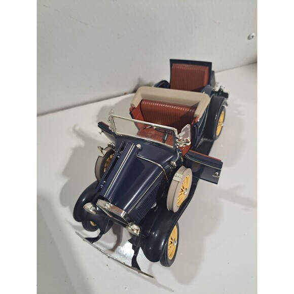 Motor City Classic 1:18 Die Cast 1931 Ford Model A Convertible Classic Car - Picture 8 of 12